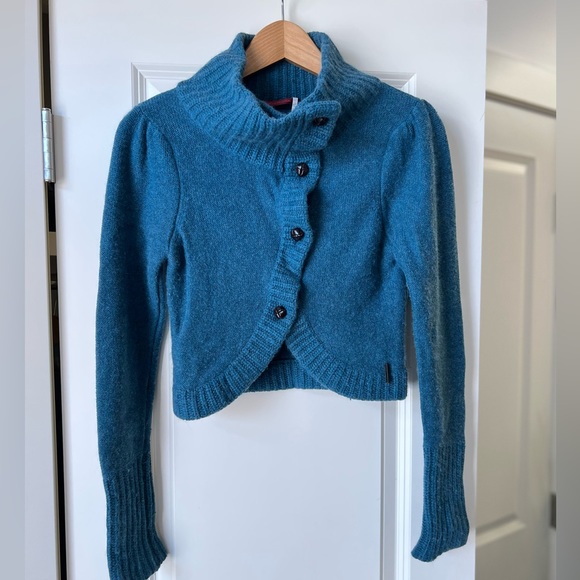 Left on Houston. Size Small. Peacock blue, vintage brown buttons, crop sweater - Picture 4 of 12